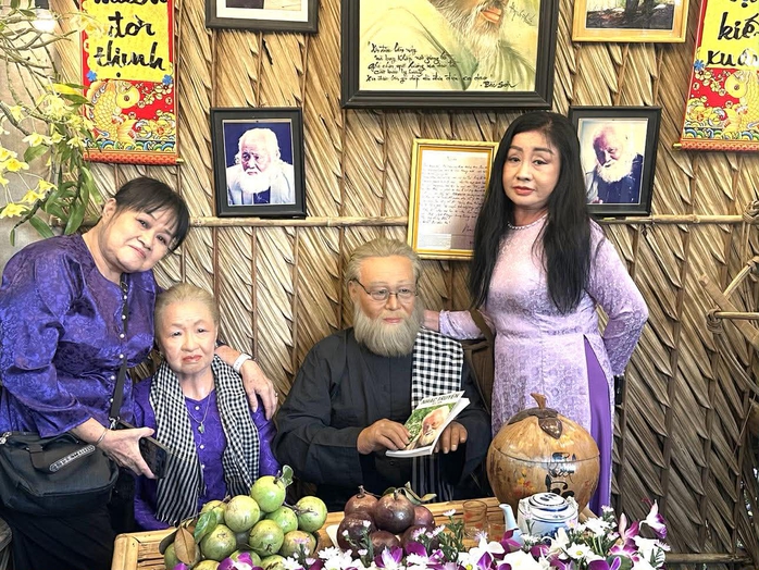 Thanh Hằng, B&iacute;ch Thủy, Hạ Ch&acirc;u x&uacute;c động trong ng&agrave;y giỗ nhạc sĩ &ndash; NSƯT Bắc Sơn - Ảnh 3.