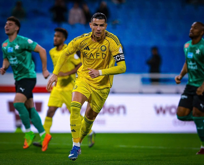 Sân cỏ "lặng tiếng" vì bất ổn tại Trung Đông - Ảnh 1.