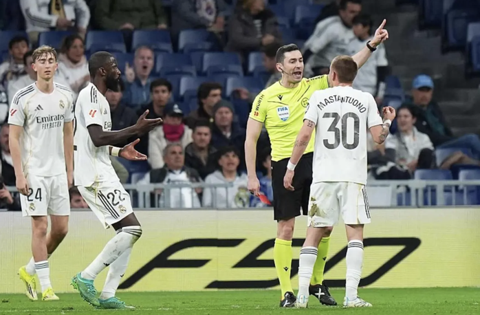 Gục ngã sân nhà Bernabeu, Real Madrid hụt hơi cuộc đua vô địch - Ảnh 5.