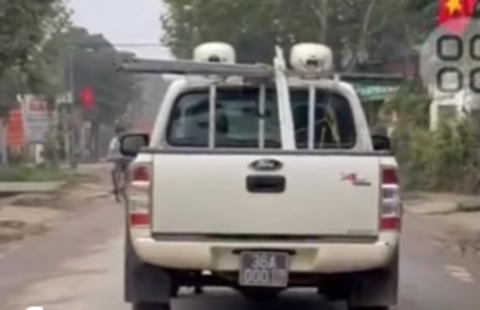 Xe ô tô biển xanh bị phạt 38 triệu đồng đã hết hạn đăng kiểm - Ảnh 1.