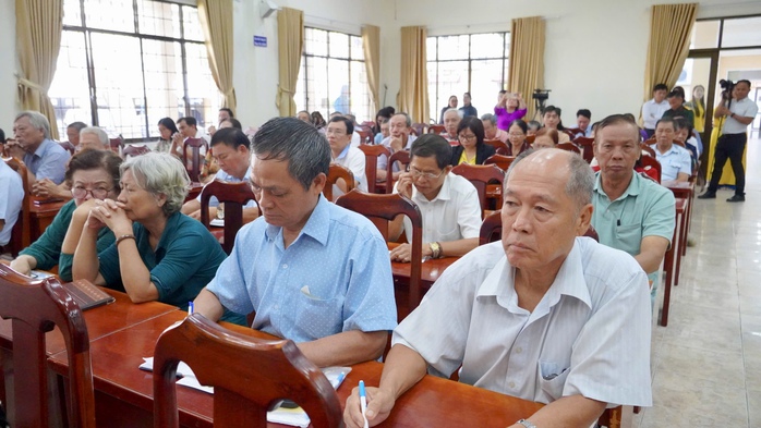 Hơn 200 cử tri phường Vũng Tàu tiếp xúc ứng cử viên bầu cử 2026 - Ảnh 5. Hơn 200 cử tri phường Vũng Tàu tiếp xúc ứng cử viên bầu cử 2026 - Ảnh 5.