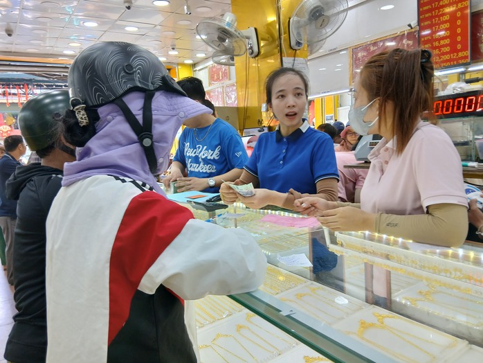 Giá vàng vượt 190 triệu đồng / lượng: Tình hình kinh tế 2026 có gì đáng chú ý? - Ảnh 2. Giá vàng vượt 190 triệu đồng / lượng: Tình hình kinh tế 2026 có gì đáng chú ý? - Ảnh 2.