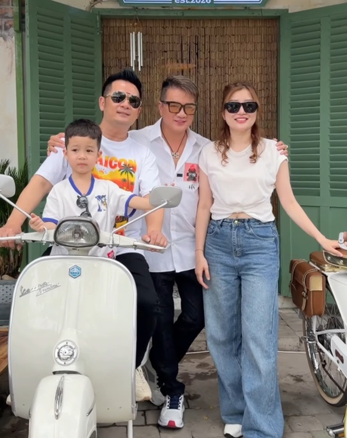 Đ&agrave;m Vĩnh Hưng được nam ca sĩ vuốt m&aacute;, vui đến muốn nhảy cẫng l&ecirc;n  - Ảnh 3.