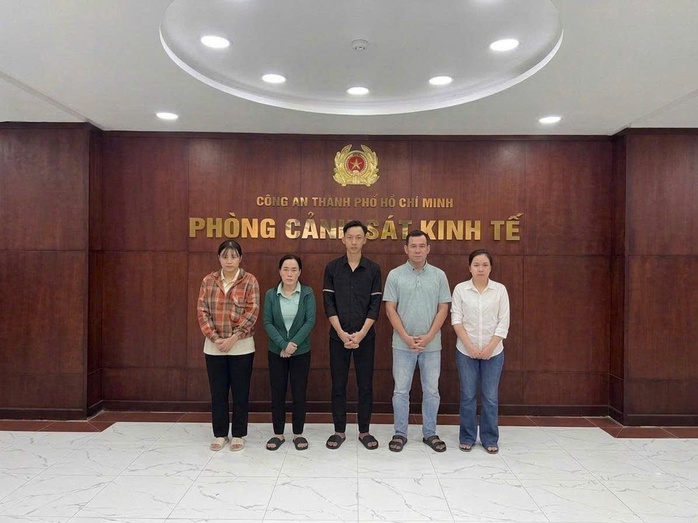 Công an TPHCM đột nhập "công xưởng kem trộn" giữa lòng thành phố - Ảnh 1.