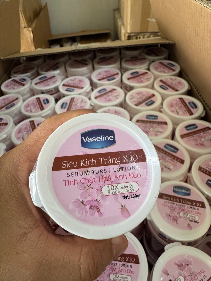 Công an TPHCM đột nhập "công xưởng kem trộn" giữa lòng thành phố - Ảnh 2.