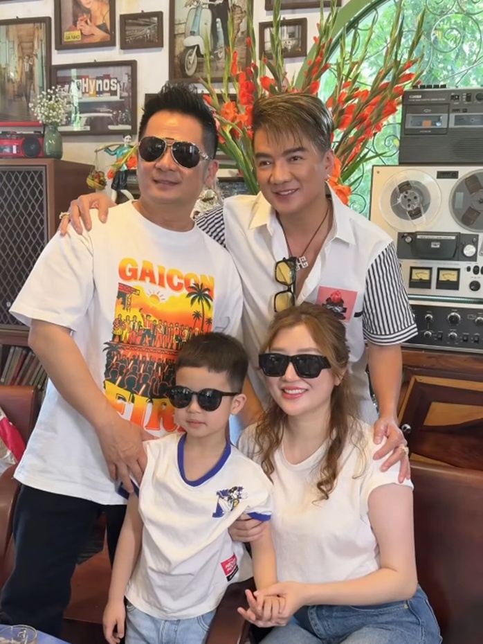 Đ&agrave;m Vĩnh Hưng được nam ca sĩ vuốt m&aacute;, vui đến muốn nhảy cẫng l&ecirc;n  - Ảnh 2.