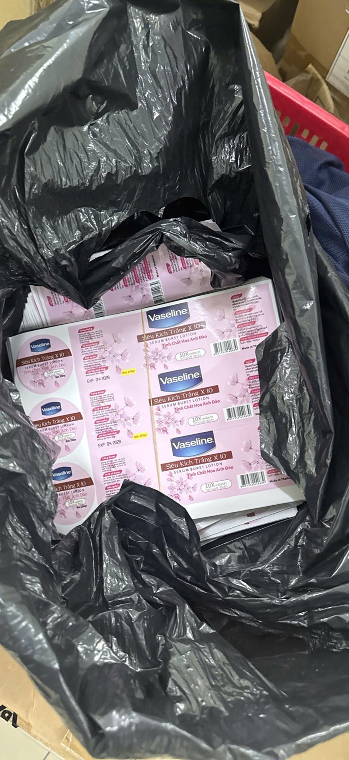 Công an TPHCM đột nhập "công xưởng kem trộn" giữa lòng thành phố - Ảnh 3.