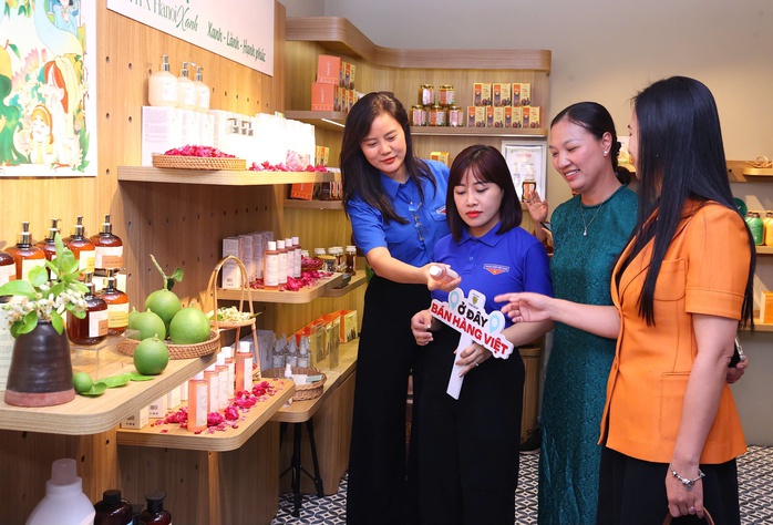 H&agrave;ng Việt thu h&uacute;t giới trẻ tại Tr&agrave;ng Tiền trong chương tr&igrave;nh Sức sống h&agrave;ng Việt 2026 - Ảnh 1.