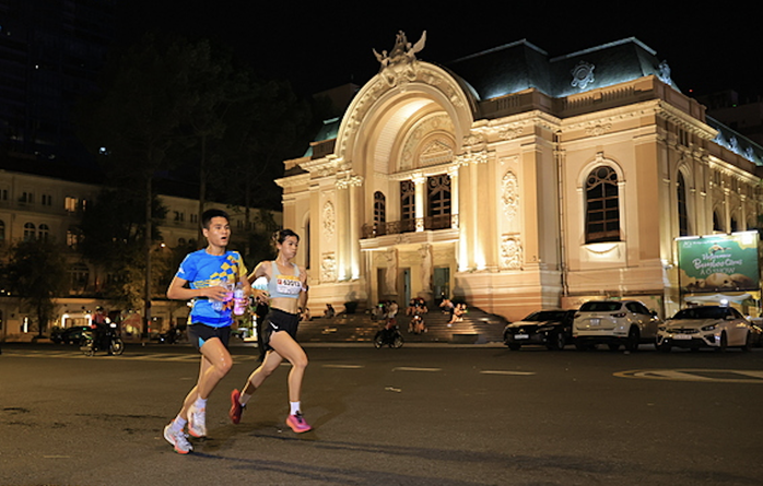13.000 VĐV tranh tài tại giải chạy đêm TP HCM - Ảnh 3.