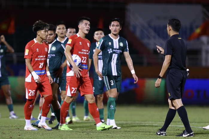 Khoa Ngô lại ghi bàn, Tiến Linh có hành động "đáp trả" NHM - Ảnh 5.