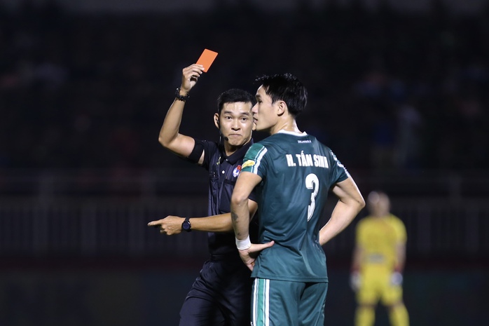 Khoa Ngô lại ghi bàn, Tiến Linh có hành động "đáp trả" NHM - Ảnh 6.