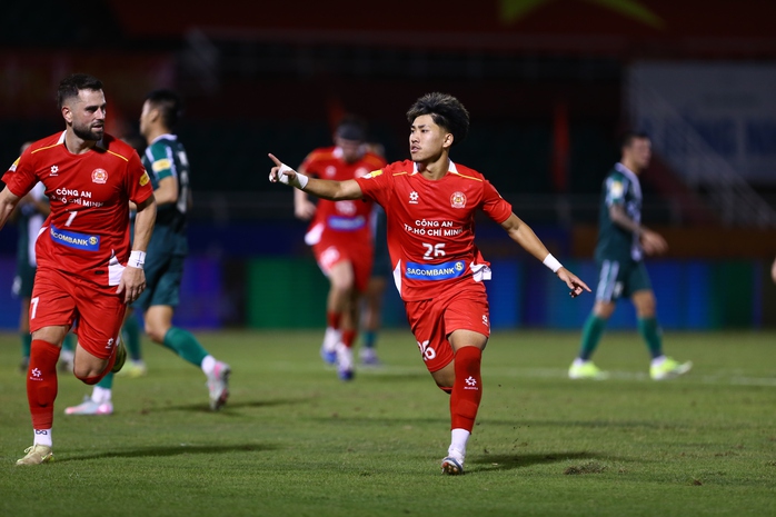 Khoa Ngô lại ghi bàn, Tiến Linh có hành động "đáp trả" NHM - Ảnh 1.