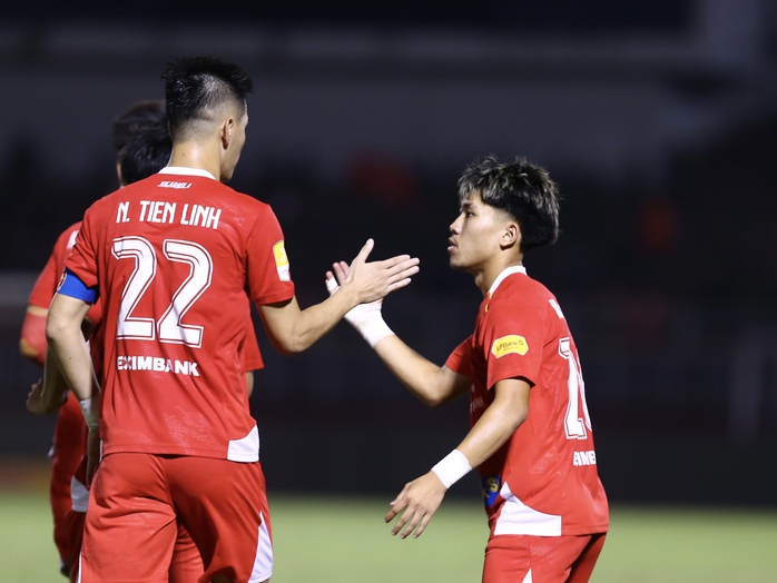 Khoa Ngô lại ghi bàn, Tiến Linh có hành động "đáp trả" NHM - Ảnh 2.