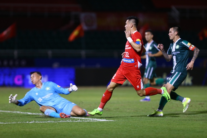 Khoa Ngô lại ghi bàn, Tiến Linh có hành động "đáp trả" NHM - Ảnh 8.