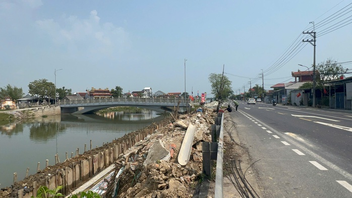 Cận cảnh thi c&ocirc;ng n&uacute;t giao cầu Mỹ An sau khi hộ d&acirc;n b&agrave;n giao mặt bằng - Ảnh 1.