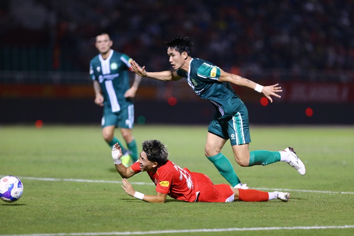 Khoa Ngô lại ghi bàn, Tiến Linh có hành động "đáp trả" NHM - Ảnh 3.