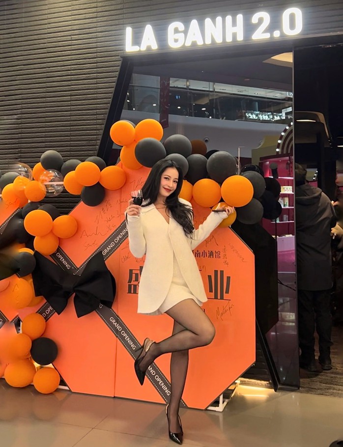 Chi Pu nhượng lại nh&agrave; h&agrave;ng phở Việt ở Thượng Hải - Ảnh 1.