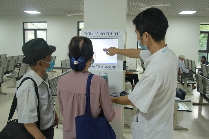 Lương cơ sở dự kiến tăng 8%, mức đ&oacute;ng BHYT sắp thay đổi - Ảnh 1.