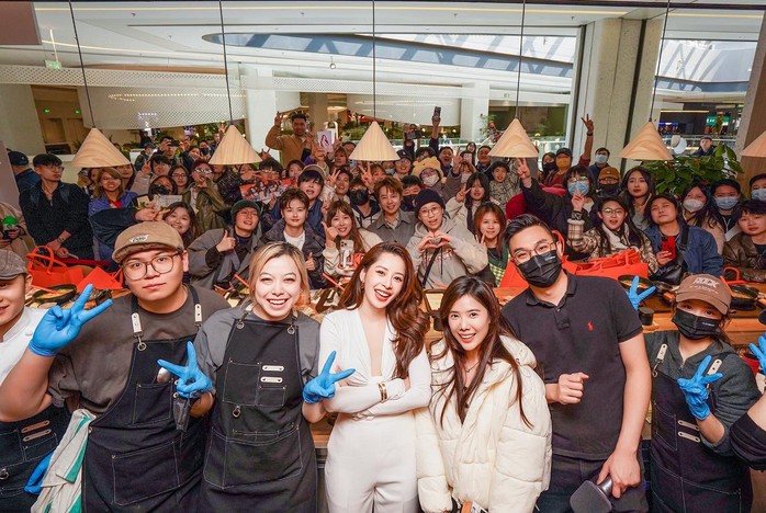 Chi Pu nhượng lại nh&agrave; h&agrave;ng phở Việt ở Thượng Hải - Ảnh 2.