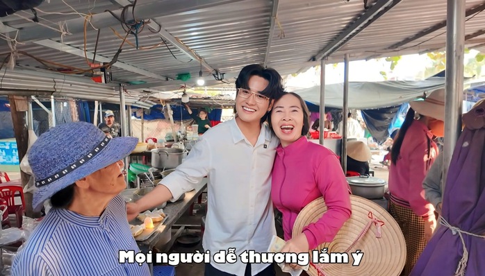 Tiktoker triệu view Quan Kh&ocirc;ng Gờ: V&igrave; sao c&oacute; thể biến những khu chợ b&igrave;nh dị th&agrave;nh nội dung viral?  - Ảnh 2.