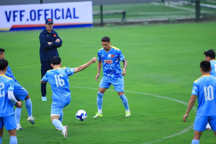 Cầu thủ nhập tịch Đỗ Ho&agrave;ng H&ecirc;n tự h&agrave;o kho&aacute;c &aacute;o tuyển Việt Nam - Ảnh 2.