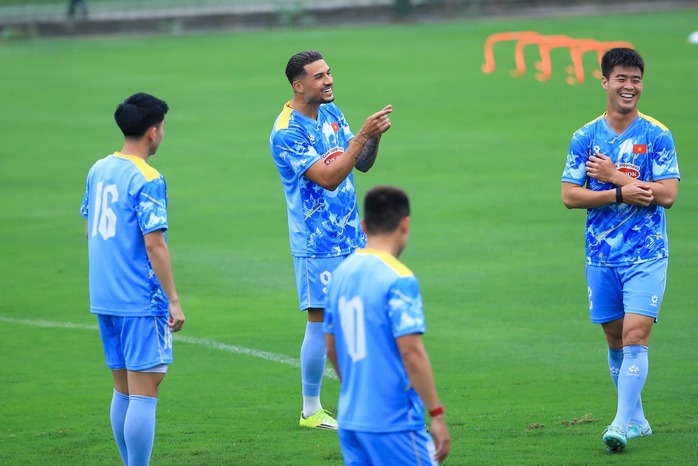 Cầu thủ nhập tịch Đỗ Ho&agrave;ng H&ecirc;n tự h&agrave;o kho&aacute;c &aacute;o tuyển Việt Nam - Ảnh 1.