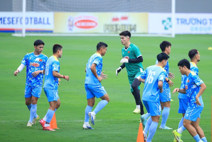 Cầu thủ nhập tịch Đỗ Ho&agrave;ng H&ecirc;n tự h&agrave;o kho&aacute;c &aacute;o tuyển Việt Nam - Ảnh 4.