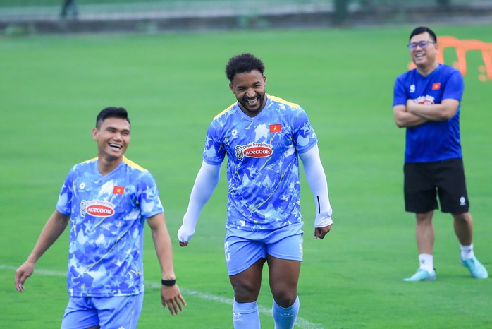 Cầu thủ nhập tịch Đỗ Ho&agrave;ng H&ecirc;n tự h&agrave;o kho&aacute;c &aacute;o tuyển Việt Nam - Ảnh 6.