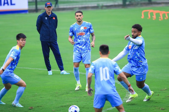 Nguyễn Xu&acirc;n Son khiến HLV Kim Sang-sik "h&uacute; v&iacute;a" - Ảnh 3.