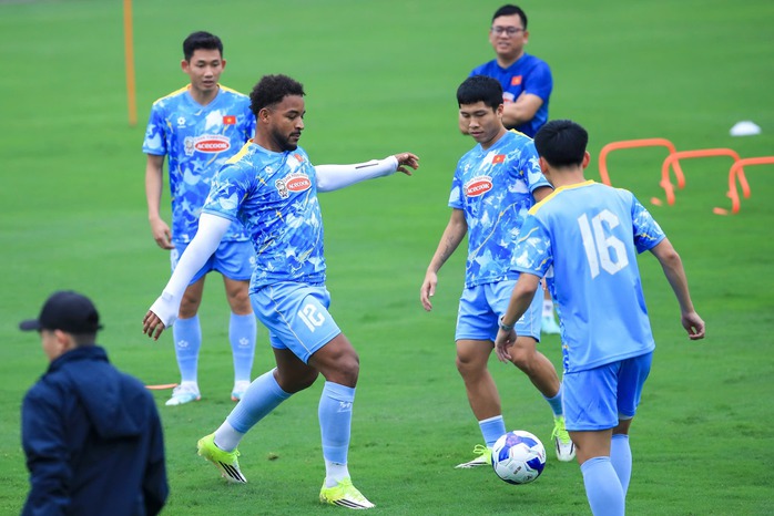 Cầu thủ nhập tịch Đỗ Ho&agrave;ng H&ecirc;n tự h&agrave;o kho&aacute;c &aacute;o tuyển Việt Nam - Ảnh 5.