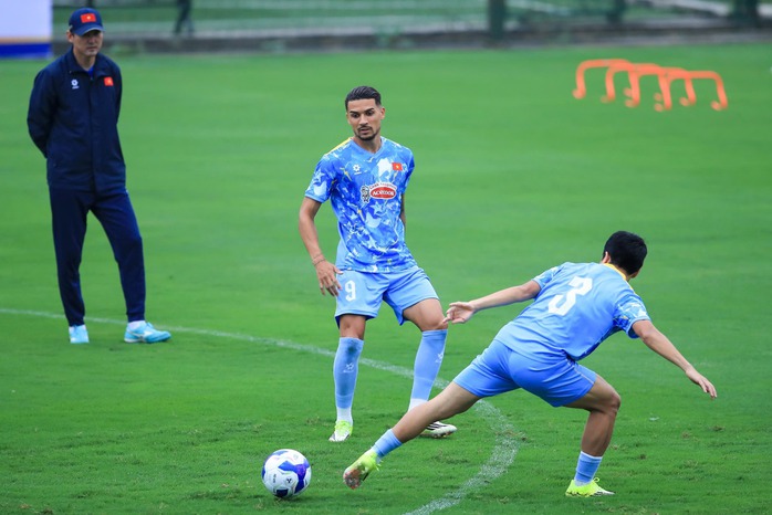 Cầu thủ nhập tịch Đỗ Ho&agrave;ng H&ecirc;n tự h&agrave;o kho&aacute;c &aacute;o tuyển Việt Nam - Ảnh 3.