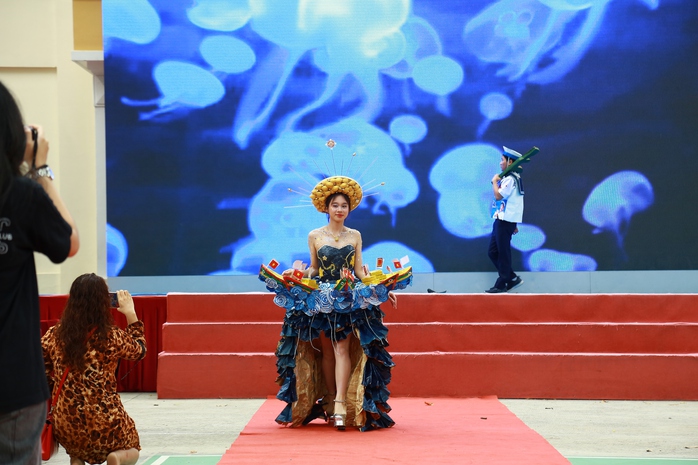 Chủ quyền biển đảo hiện lên sống động, cảm xúc qua tiết học độc đáo của học sinh Trường Lê Quý Đôn - Ảnh 3.