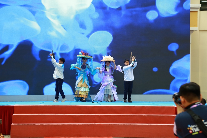 Chủ quyền biển đảo hiện lên sống động, cảm xúc qua tiết học độc đáo của học sinh Trường Lê Quý Đôn - Ảnh 1.