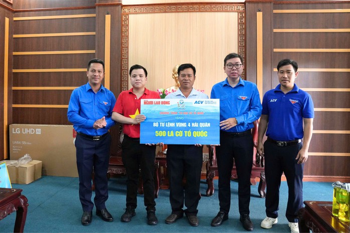 Báo Người Lao Động và ACV hỗ trợ Vùng 4 Hải Quân với quà tặng ý nghĩa 2026 - Ảnh 1. Báo Người Lao Động và ACV hỗ trợ Vùng 4 Hải Quân với quà tặng ý nghĩa 2026 - Ảnh 1.