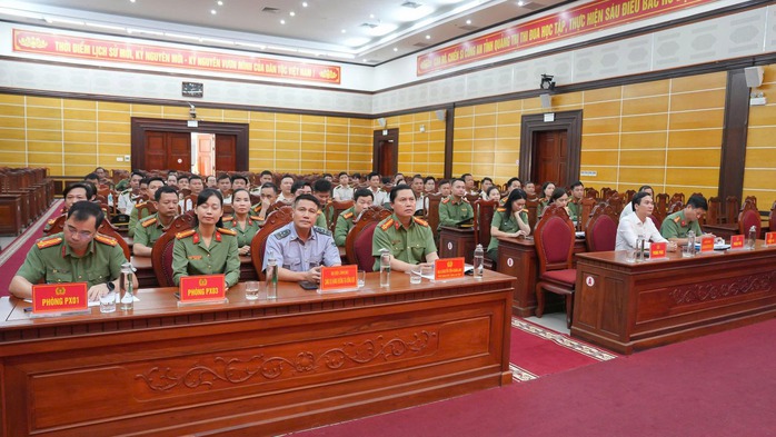 29 nhân viên an ninh sân bay Đồng Hới được tuyển vào Công an - Ảnh 2. 29 nhân viên an ninh sân bay Đồng Hới được tuyển vào Công an - Ảnh 2.