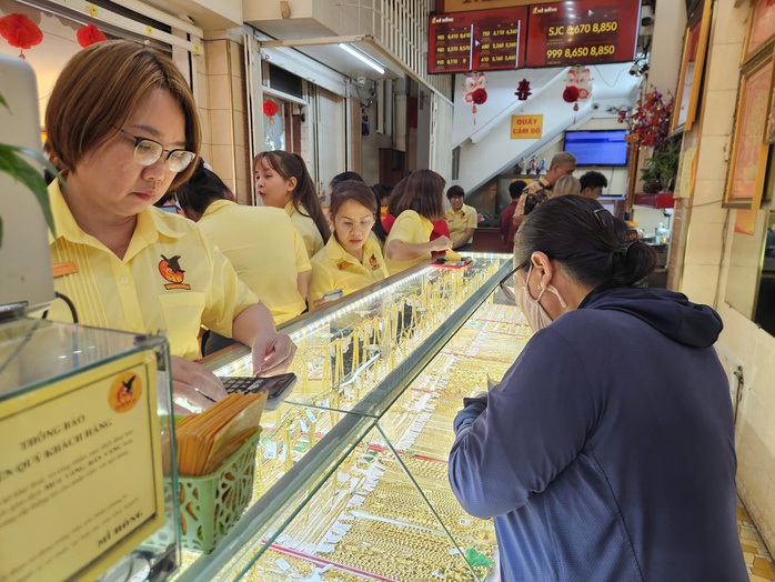 Gi&aacute; v&agrave;ng giảm mạnh 5 triệu đồng / lượng trong bối cảnh kinh tế 2026 - Ảnh 2.