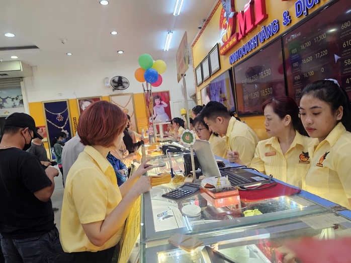 Gi&aacute; v&agrave;ng miếng SJC cao hơn thế giới 27 triệu đồng / lượng , bao giờ giảm xuống? - Ảnh 2.