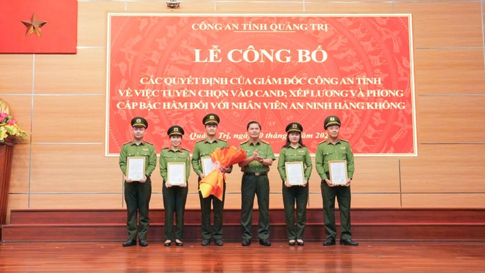 29 nhân viên an ninh sân bay Đồng Hới được tuyển vào Công an - Ảnh 1. 29 nhân viên an ninh sân bay Đồng Hới được tuyển vào Công an - Ảnh 1.