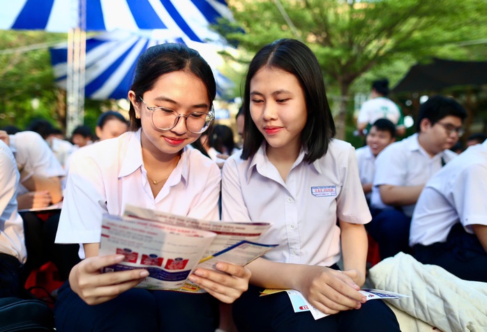 Chọn m&ocirc;n thi tốt nghiệp THPT của học sinh TPHCM tiếp tục đi ngược cả nước - Ảnh 1.