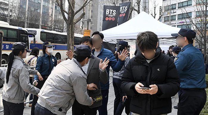 Cảnh s&aacute;t chặn người mang dao, s&uacute;ng điện v&igrave; đ&ecirc;m nhạc BTS - Ảnh 1.