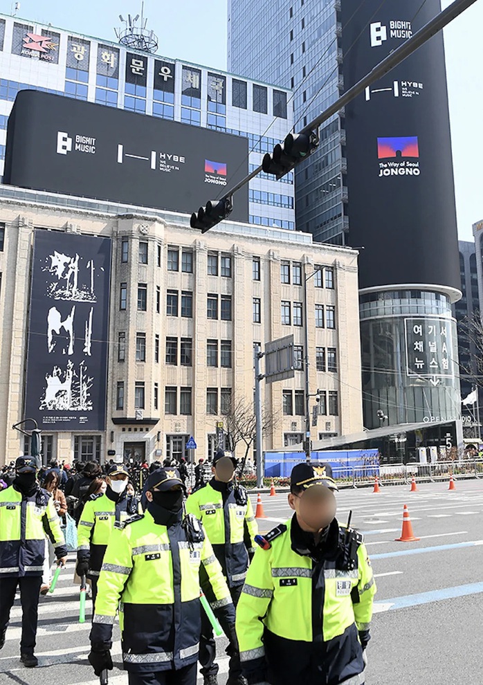 Cảnh s&aacute;t chặn người mang dao, s&uacute;ng điện v&igrave; đ&ecirc;m nhạc BTS - Ảnh 4.