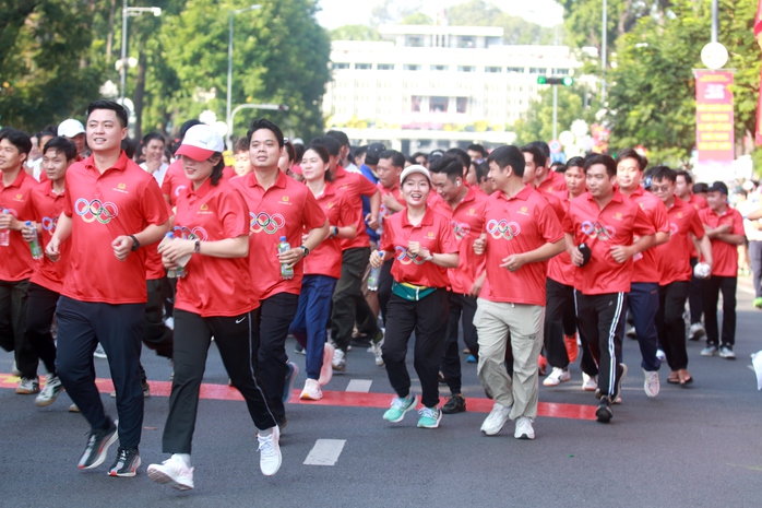 Sôi động Ngày chạy Olympic "Vì sức khỏe toàn dân - Vì an ninh Tổ quốc" tại TP HCM - Ảnh 8.