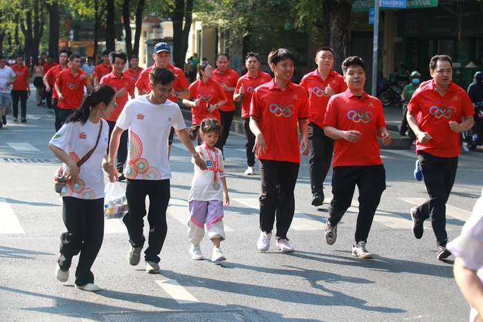 Sôi động Ngày chạy Olympic "Vì sức khỏe toàn dân - Vì an ninh Tổ quốc" tại TP HCM - Ảnh 6.