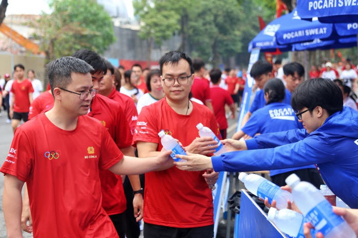 Khoảnh khắc hấp dẫn ở Ng&agrave;y chạy Olympic v&igrave; sức khỏe to&agrave;n d&acirc;n - Ảnh 10.