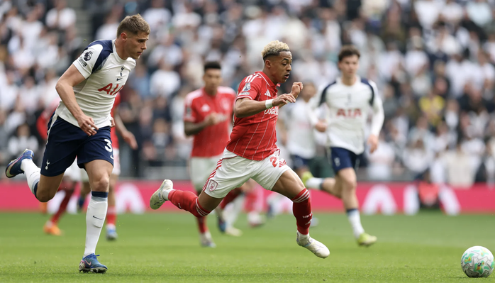 Tottenham thảm bại trận cầu 6 điểm, trượt dài cuộc đua trụ hạng - Ảnh 1.