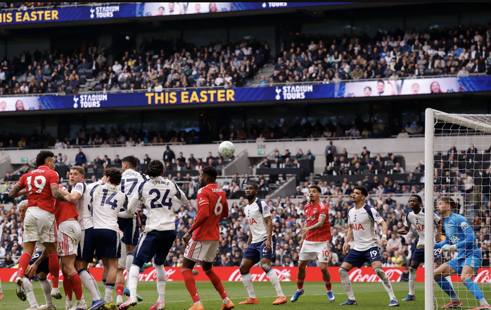 Tottenham thảm bại trận cầu 6 điểm, trượt dài cuộc đua trụ hạng - Ảnh 2.