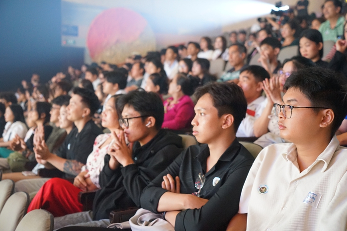 Mãn nhãn “Sắc và Đời”: Dấu ấn sáng tạo của sinh viên FPT Polytechnic - Ảnh 3.