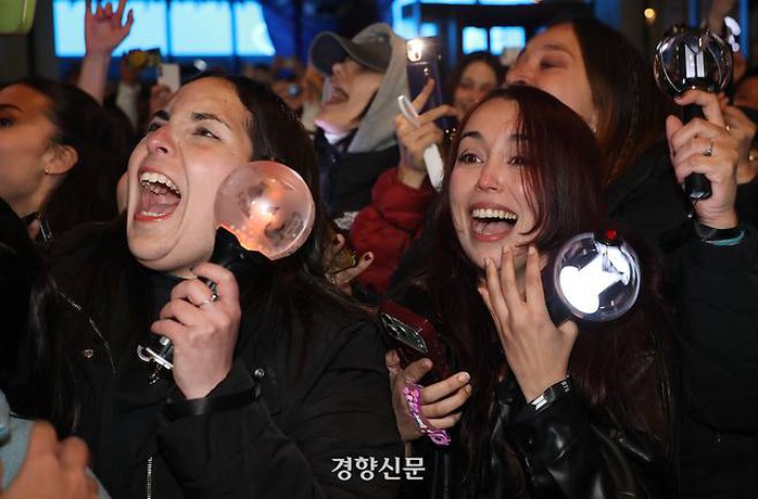 Cảnh s&aacute;t chặn người mang dao, s&uacute;ng điện v&igrave; đ&ecirc;m nhạc BTS - Ảnh 10.