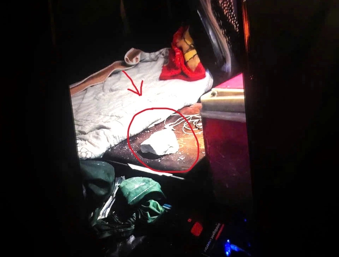 Bị ném đá, nhiều xe tải vỡ kính khi chạy trên cao tốc Bắc - Nam - Ảnh 2. Bị ném đá, nhiều xe tải vỡ kính khi chạy trên cao tốc Bắc - Nam - Ảnh 2.