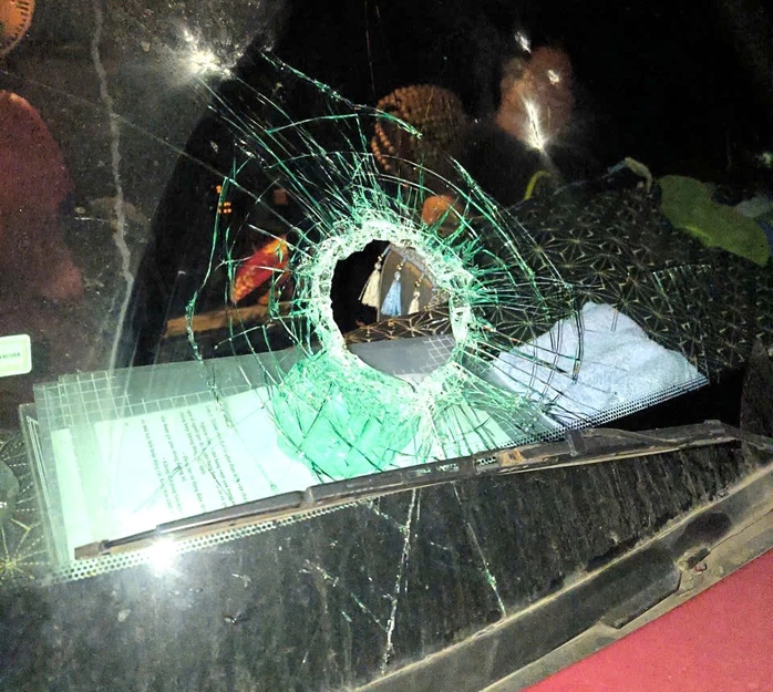 Bị ném đá, nhiều xe tải vỡ kính khi chạy trên cao tốc Bắc - Nam - Ảnh 1. Bị ném đá, nhiều xe tải vỡ kính khi chạy trên cao tốc Bắc - Nam - Ảnh 1.